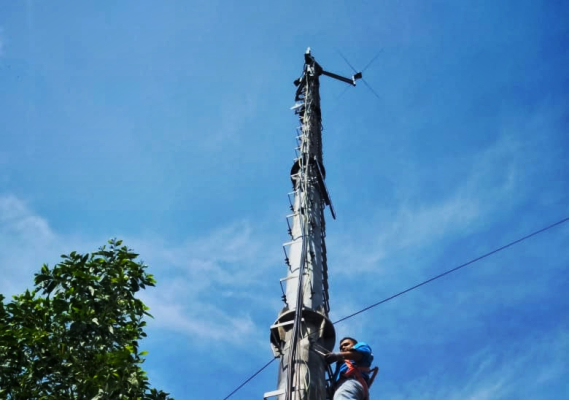 Ilustrasi: Tim  Balai Monitor Spekrum Frekuensi Radio Kelas II Batam melakukan pemeliharaan dan uji fungsi perangkat SMFR di Site Karimun. Rabu (17/3/2021)