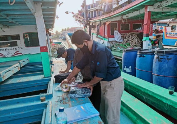 Ilustrasi: Petugas melakukan penyegelan terhadap perangkat radio maritim dan amatir saat pelaksanaan kegiatan Pekan Tertib Frekuensi, Rabu (25/08/2021).