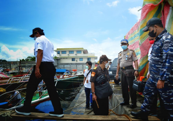 Ilustrasi: Sejumlah petugas gabungan melakukan penertiban perangkat telkomunikasi ilegal yang digunakan oleh Nelayan. Manado (29/08/2021)
