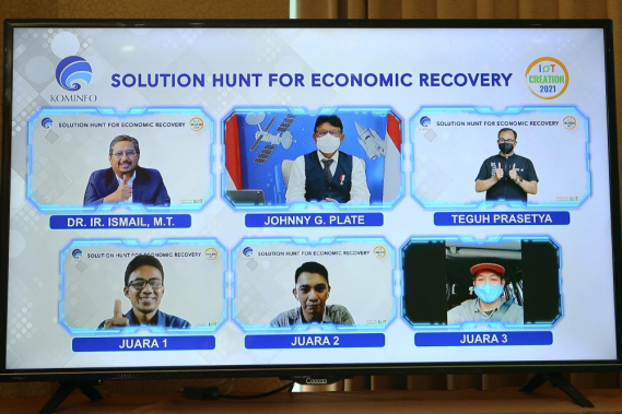 Ilustrasi: Menteri Kominfo Jhonny G. Plate, Dirjen SDPPI Ismail, dan Ketua ASIOTI Teguh Prasetya berpose bersama para pemenang IoT Creation 2021