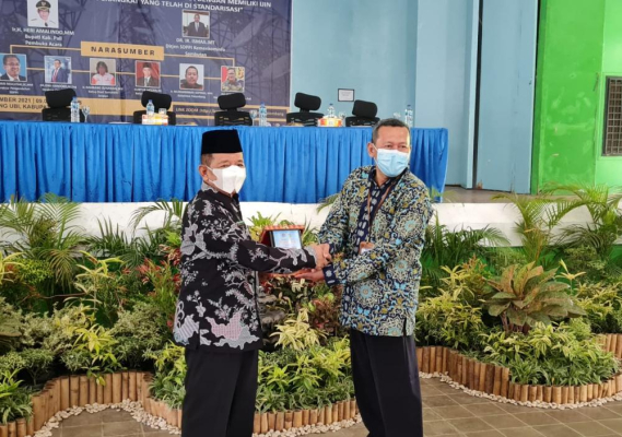 Ilustrasi: Kepala UPT Palembang Sopingi menyerahkan cenderamata kepada Wakil Bupati PALI Sumardjono pada kegiatan Sosialisasi Penggunaan Spektrum Frekuensi Radio dan Alat Perangkat di kabupaten baru pecahan dari Kabupaten Muara Enim, Sumatera Selatan, Kamis (12/11/2021).