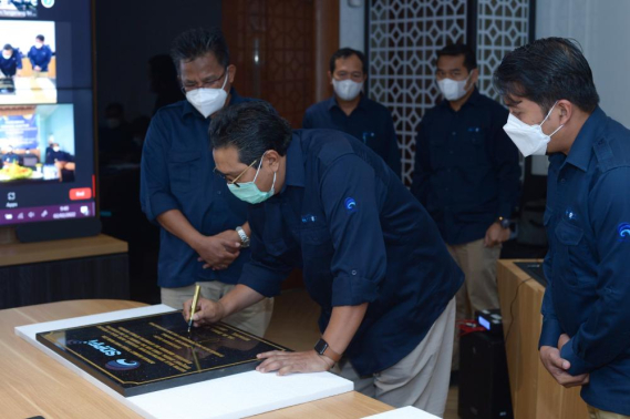 Ilustrasi: Dirjen SDPPI Ismail membubuhkan tandatangan di prasasti peresmian Gedung Kantor UPT Monitor SFR, didampingi Plt. Sesditjen SDPPI Sabirin Mochtar, dan perwakilan Balmon, Rabu (2/02/2022).