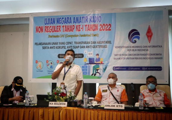 Ilustrasi: Kepala Balmon Spektrum Frekuensi Radio Kelas II Manado, Heriyanto ( kedua dari kanan) saat membuka Ujian Negara Amatir Radio (UNAR) Non Reguler Tahap II si Kotomobagu, Sulawesi Utar, Sabtu (5/2/2022)