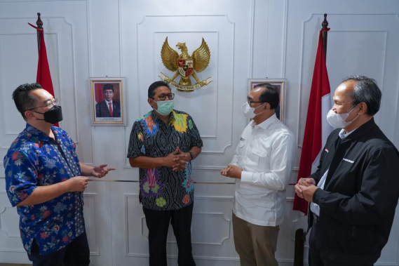 Ilustrasi: Dirjen SDPPI Ismail berbincang dengan Direktur Standardisasi Mulyadi, Ketua ASIOTI Teguh Prasetya,  dan General Manager Business Development Polytron Joegianto sesaat sebelum Konpers IoT, Selasa (12/04/2022).