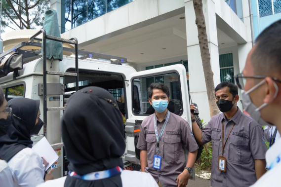 Ilustrasi: Pegawai Balmon Monitor Kelas I Jakarta memperkenalkan proses monitoring spektrum frekuensi radio yang dilakukan melalui mobil monitoring kepada para CPNS Setditjen SDPPI, Kamis (14/04/2022).