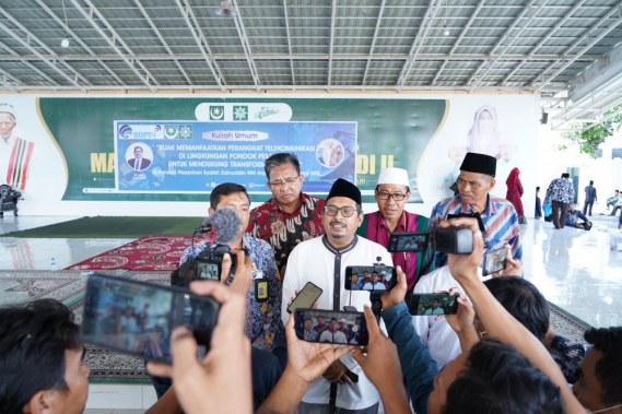 Ilustrasi: Dirjen SDPPI Ismail didampingi Plt. Sesditjen SDPPI Sabirin Mochtar, Kepala Balmon Mataram Kasno dan perwakilan Pimpinan Ponpes dalam sesi wawancara dengan awak media usai kegiatan kuliah umum di Pesantren Syaikh Zainuddin, Lombok Tengah, Kamis (16/06/2022).