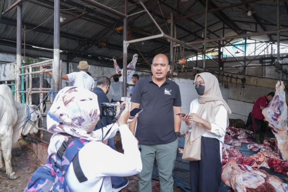 Ilustrasi: Dimas Yanuarsyah, Ketua Tim Kerja Umum dan Rumah Tangga, melayani wawancara terkait kegiatan pemotongan hewan kurban, Senin (11/07/2022).