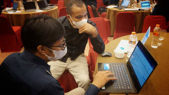 Ilustrasi: Tampak dua peserta sedang berdiskusi dalam penyusunan laporan keuangan  semester I TA. 2022. Rabu (20/07/2022)