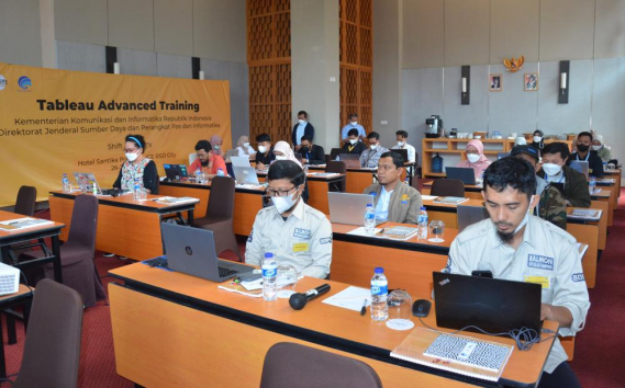 Ilustrasi: Para peserta training sedang menyimak dengan serius materi yang disampaikan narasumber.