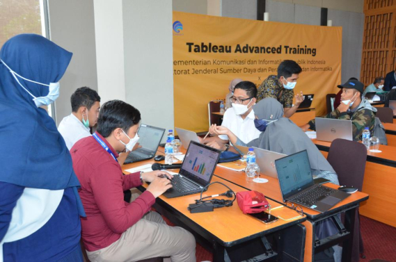 Ilustrasi: Peserta berdiskusi membuat tampilan visual dari analisis terhadap informasi, dalam Pelatihan Analytics and Visualization Using Tableau Advance Level, Kamis (28/07/2022).