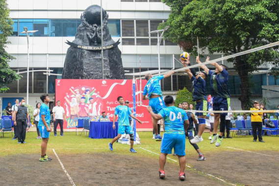 Ilustrasi: Adhi Nugroho melakukan smash ke tim lawan saat Ditjen SDPPI menghadapi Tim SOC, Senin (12/09/2022).