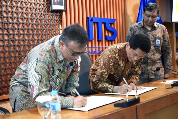 Ilustrasi: Penandatanganan MoU pembuatan robot  untuk membantu pelayanan publik antara Ditjen SDPPI Kemkominfo yang diwakili oleh Direktur Operasi Sumber Daya Dwi Handoko dengan ITS diwakili Wakil Rektor 4 ITS Bambang Pramujati, Kamis (17/11/2022).