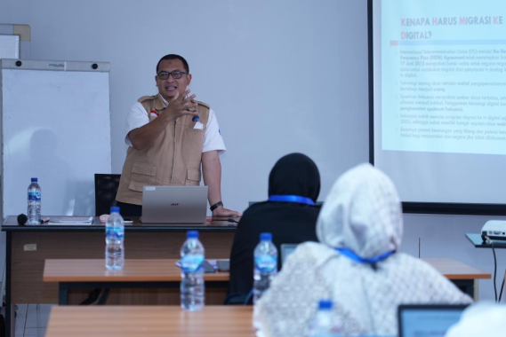 Ilustrasi: Salah satu instruktur pelatihan Puput Adi Saputro, menyampaikan materi terkait TV Digital, Senin (5/12/2022).