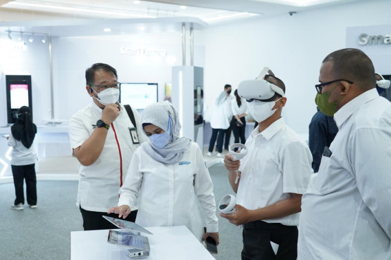 Ilustrasi: Salah satu peserta mencoba perangkat Virtual Reality (VR) yang telah dikembangkan oleh Telkom-ITDRI Senin (5/12/2022).