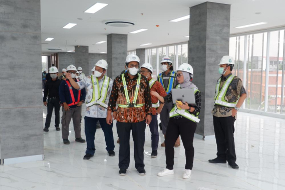 Ilustrasi: Dirjen SDPPI Ismail beserta para pejabat eselon 2 Ditjen SDPPI memantau progres pembangunan laboratorium pengujian perangkat telekomunikasi di Tapos, Jum\'at (09/12/2022)