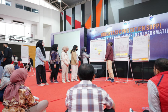 Ilustrasi: Suasana pelatihan peserta saat membuat tugas kelompok dalam Orientasi CPNS di Bandung, Sabtu (25/02/2023).