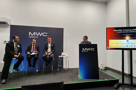 Ilustrasi: Denny Setiawan menyampaikan sambutan dalam salah satu sesi di Barcelona.