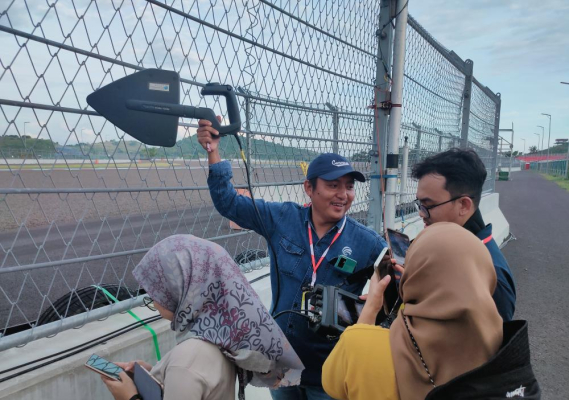 Ilustrasi: Tim sedang melakukan pengukuran frekuensi untuk memastikan tidak adanya interferensi.