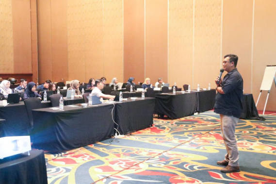 Ilustrasi: Narasumber, Dian Razak Bastian dari PT. Catur Daya Solusi memaparkan urgensi Sistem Manajemen Mutu ISO 9001:2015 pada Rabu (14/06/2023).