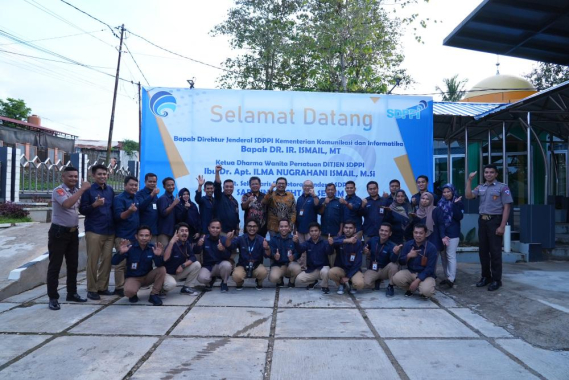 Ilustrasi: Dirjen SDPPI Ismail didampingi Direktur Pengendalian SDPPI merangkap Plt. Sesditjen Sabirin Mochtar berfoto bersama Kepala Loka Monitor SFR Kendari beserta para pegawai, Kamis (22/06/2023).