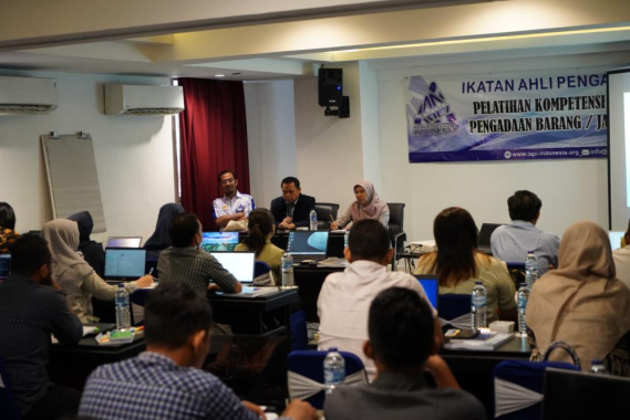 Ilustrasi: Narasumber pada pembukaan kegiatan pelatihan pengadaan barang dan jasa di Jakarta, Selasa (8/08/2023).