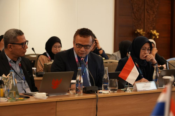 Ilustrasi: Direktur Penataan Sumber Daya Denny Setiawan didampingi Ketua Tim Koordinasi Teknis serta Perencanaan Spektrum untuk Public Service dan Spectrum Outlook Nurmala Dewi dan Sunardi dari PUSKI, dalam pertemuan SSM di Bali, Selasa (22/08/2023).