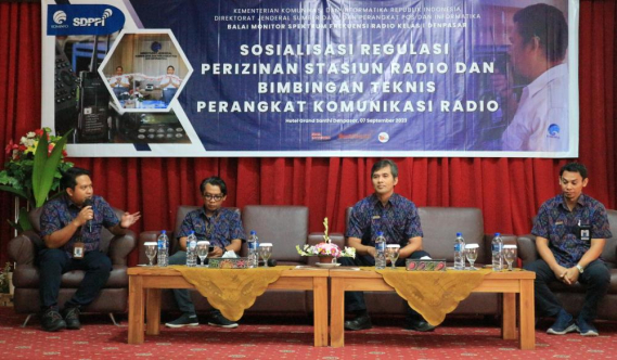 Ilustrasi: Kegiatan Sosialisasi Regulasi Perijinan Stasiun Radio dan Workshop Teknis Penggunaan Perangkat Komunikasi Radio di Ballroom Hotel  Grand Santhi Kota Denpasar. Kamis (07/09/2023)