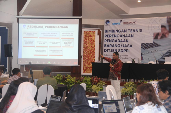Ilustrasi: I Made Heriyana, UKPBJ Kota Denpasar saat memberikan paparan pada kegiatan Bimbingan Teknis Perencanaan Brng/Jasa Ditjen SDPPI. Bali (05/10/2023)