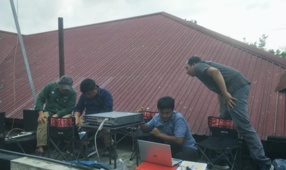 Ilustrasi: Tim Kalibrasi OSC Ditjen SDPPI saat melakukan kalibrasi perangkat SMFR di Stasiun Transportable Site Poso. Rabu (5/10/2023)