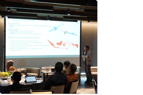 Ilustrasi: Narasumber menyampaikan paparan tentang satelit dalam kegiatan sosialisasi Gateway dan Fasilitas Ground Segment Satelit Satria, Rabu (10/10/2023).