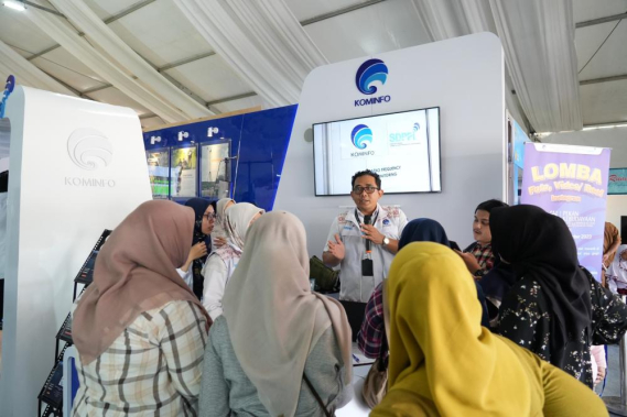 Ilustrasi: Staf Balmon Aceh memberikan penjelasan kepada para pengunjung dalam Pameran Pekan Kebudayaan Aceh ke-8 yang dimulai tanggal 4 s.d. 12 Nopember 2023.