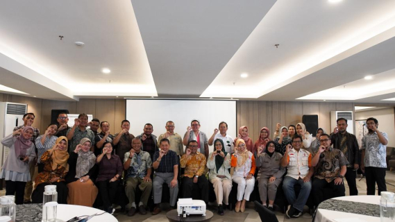 Ilustrasi: Direktur Operasi Sumber Daya Dwi Handoko beserta staf berfoto bersama usai kegiatan Sosialisasi Peraturan Pemerintah Nomor 43 Tahun 2023 tentang Jenis dan Tarif atas Jenis Penerimaan Negara Bukan Pajak Yang Berlaku Pada Kementerian Komunikasi dan Informatika, Selasa (21/11/2023).