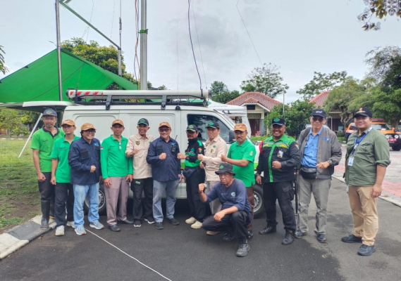 Ilustrasi: Direktur Operasi Sumber Daya Dwi Handoko berpose bersama Tim  saat simulasi Dukungan Komunikasi Kebencanaan yang berlangsung di Yogyakarta, Minggu - Senin (10-11 Desember 2023).