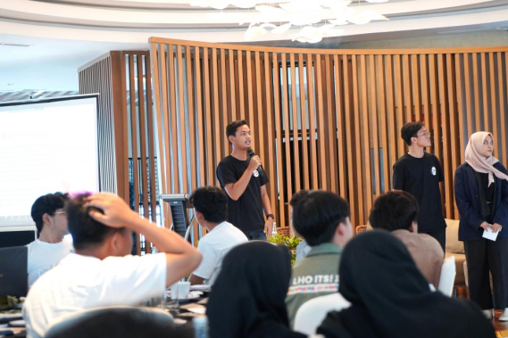 Ilustrasi: Perwakilan ITS sedang mempresentasikan proyek pengembangan Artificial Intelligence pada Simposium di Surabaya, Kamis (21/12/2023).