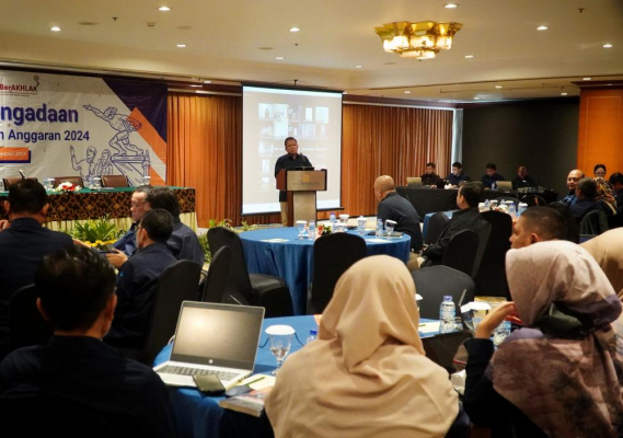 Ilustrasi: PLT Setditjen SDPPI, Sabirin Mochtar saat memberi sabuyan pada Forum Penggadaan Barang/Jasa. Selasa (17/01/2024)