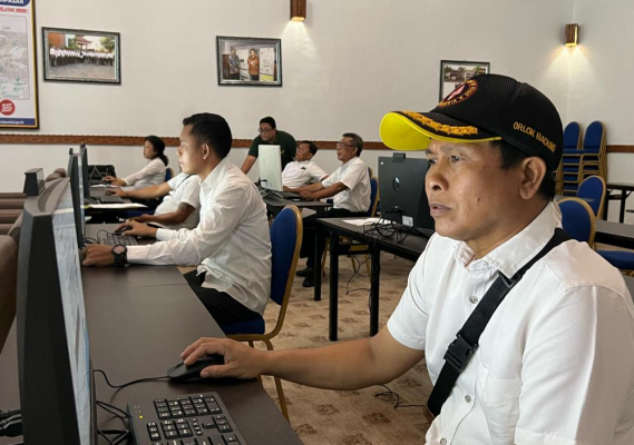 Ilustrasi: Tampak sejumlah peserta  eingkuti Ujian Negara Amatir Radio (UNAR) Reguler berbasis Computer Assisted Test (CAT) 2024 di selenggarakan Balmon Spekfrekrad Kelas I Denpasar. Sabu (27/01/2024)