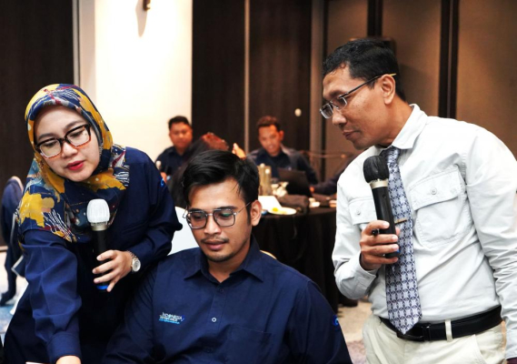 Ilustrasi: Saifuddin Zuhri, Pengelola Pengadaan Barang/Jasa Ahli Madya Kabupaten Tulungagung (kanan) saat memberikan Bimbingan teknis (bimtek) e-purchasing untuk pekerjaan konstruksi bagi para pelaku pengadaan barang/jasa. Rabu (12/06/2024)