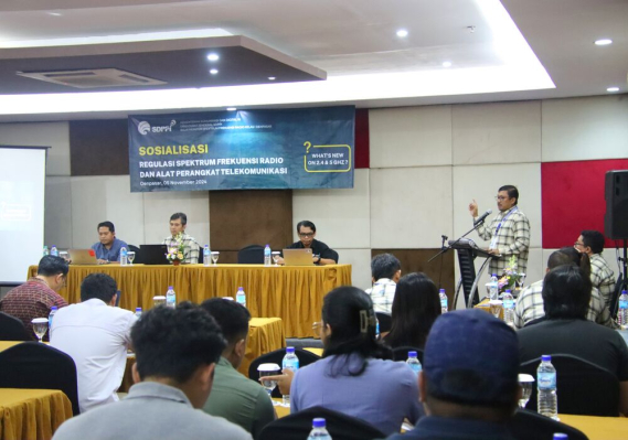 Ilustrasi: Kepala Balmon SFR Kelas I Denpasar, Zainullah Manan (mimbar) membuka Regulasi Spektrum Frekuensi Radio dan Alat Perangkat Telekomunikasi di Azana Boutique Hotel, Denpasar. Selasa (5/11/2024)