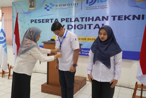 Ilustrasi: Koordinator Koordinator SDM dan Organisasi, Siti Khodijah menyematkan tanda peserta pada perwakila peserta pelatihan TV Digital sebagai simbol dimulianya kegiatan Pelatihan di  Wisma PPSDM. Senin (25/08/2025)
