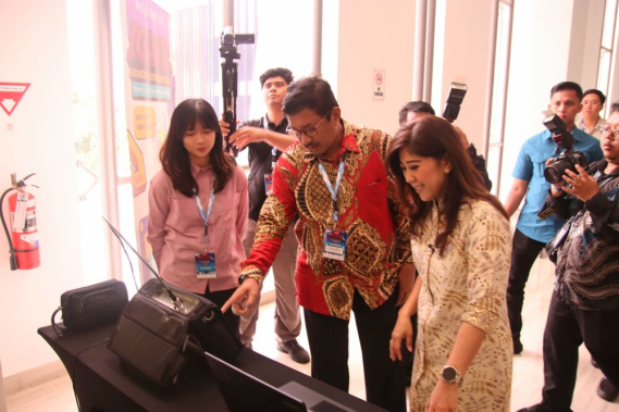 Ilustrasi: Menteri Komunikasi dan Digital, Meutya Hafid (kiri) didampingi Kepala Balmon Spektrum Frekuensi Radio Kelas I Denpasar, Zainullah, meninjau kesiapan langsung tim Balmon Denpasar dalam pengawasan stabilitas jaringan seluler dan frekuensi radio di ajang IGDX 2025, Sabtu (11/10/2025).